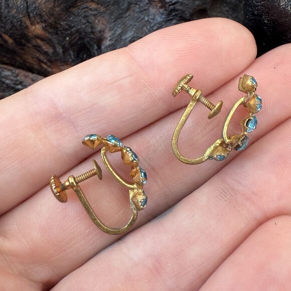 Vintage Austrian Crystal Screw Back Earrings Aqua Blue Round Prong Gold Tone - Picture 3 of 6